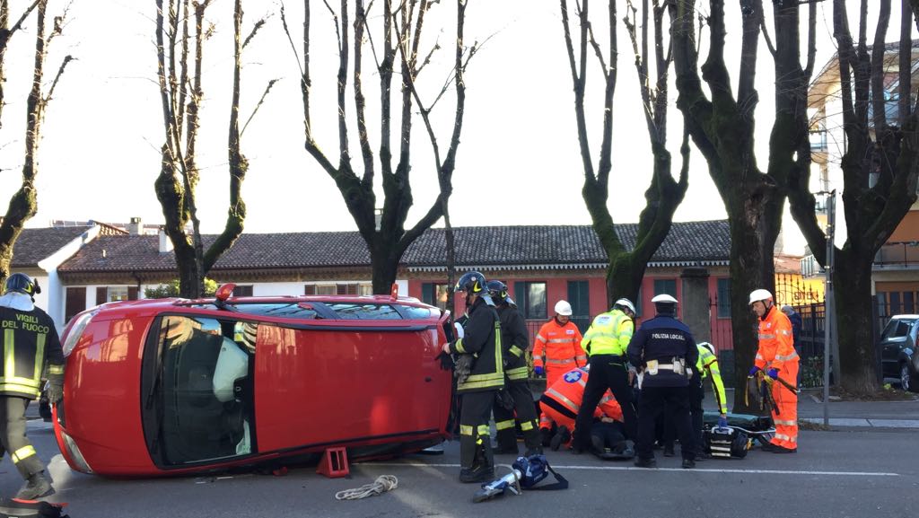 Auto ribaltata in via del Partigiano, ecco il momento del salvataggio VIDEO