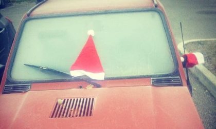 Berretti di Babbo Natale sulle auto in sosta - FOTO