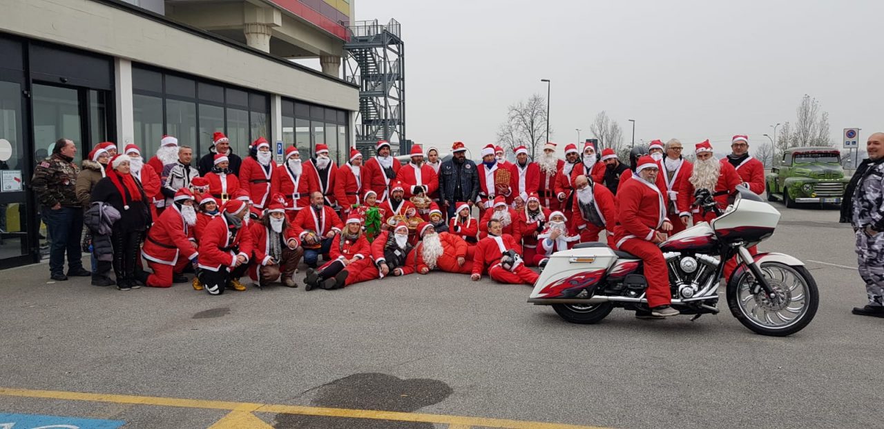 Ospedale invaso di Babbi Natale (in moto) per visitare i bambini del reparto di pediatria – FOTO