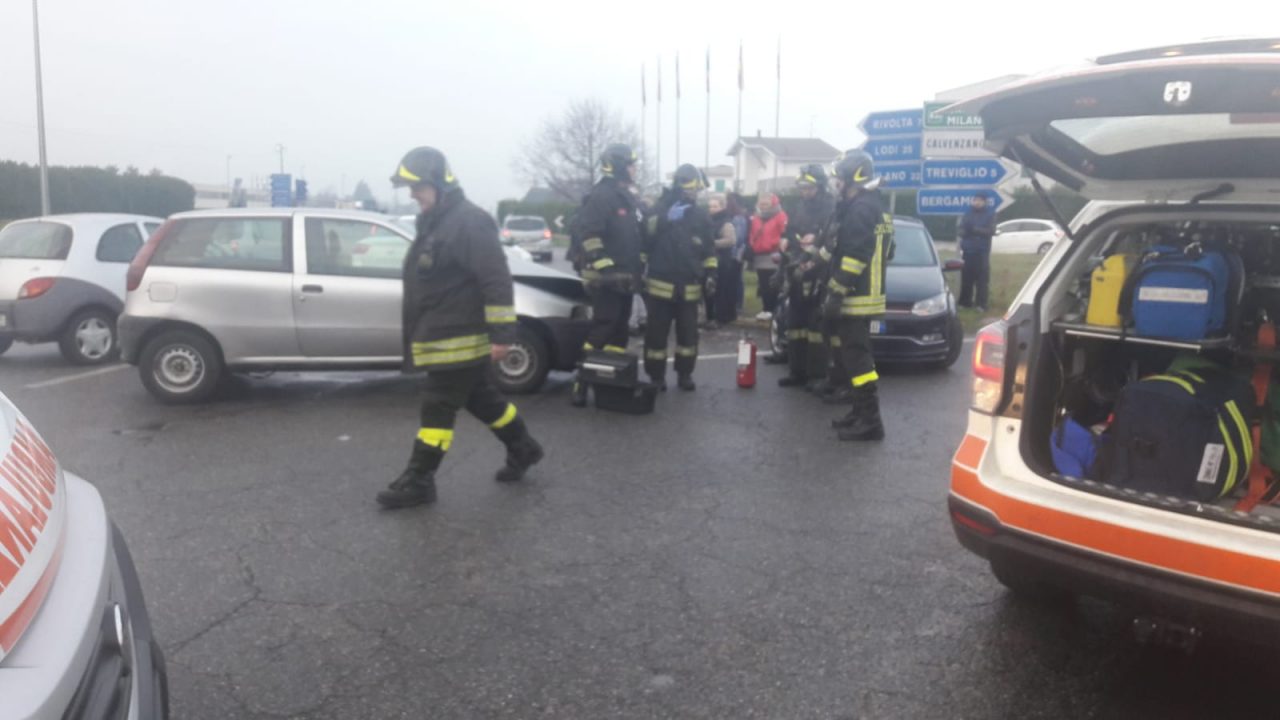 Schianto sulla Rivoltana, traffico in tilt alla rotonda di Calvenzano
