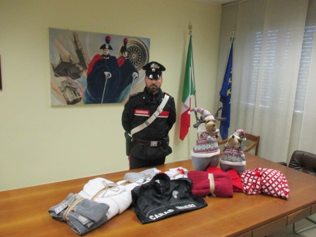 Ruba peluches natalizi, arrestato 49enne