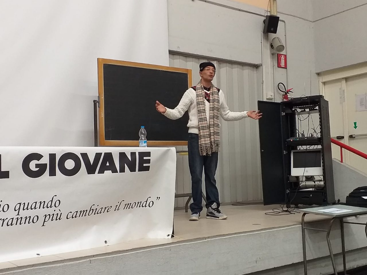 Il rapper Chicoria ai ragazzi “Fumiamoci una canna insieme”