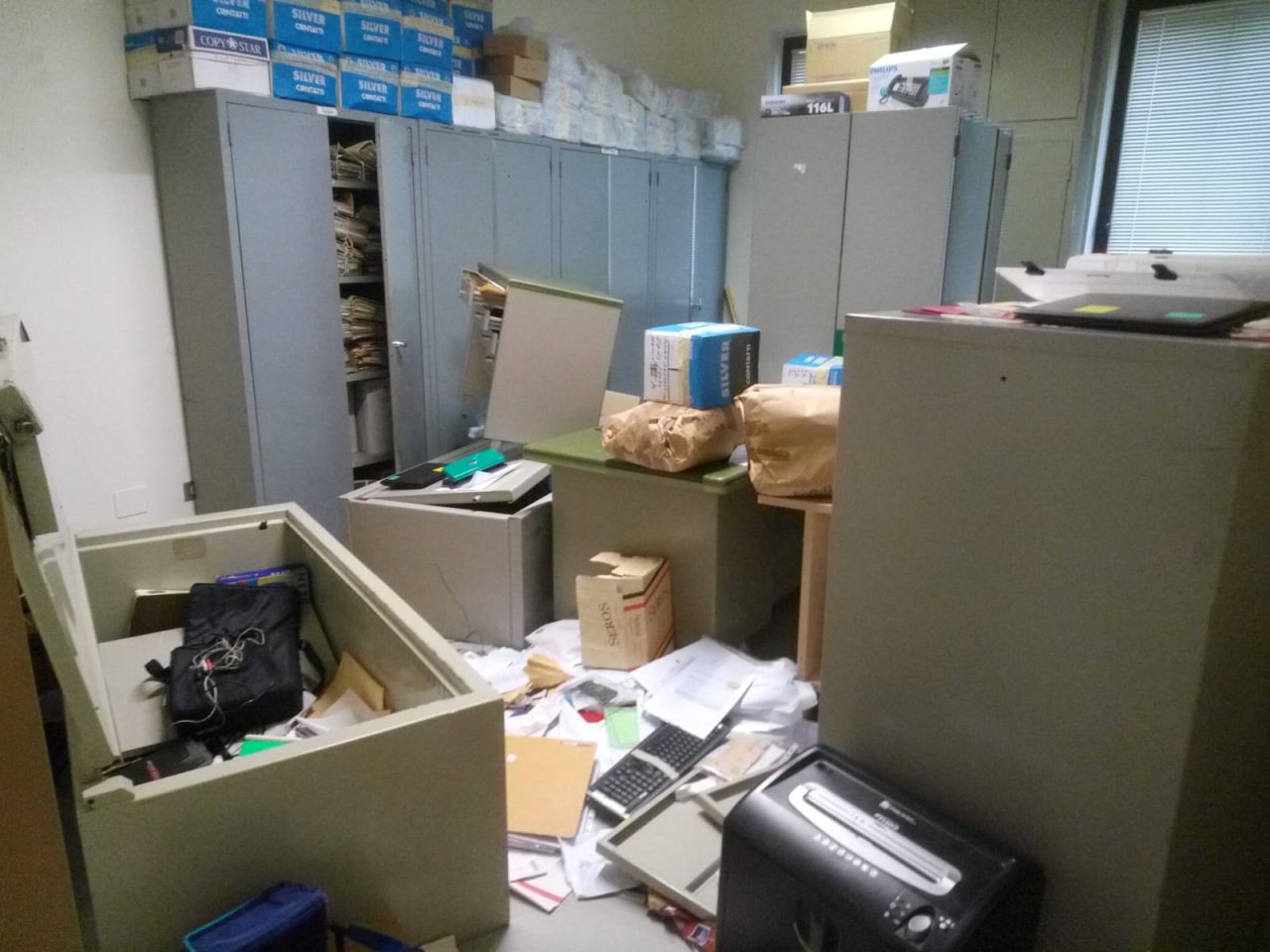 Vandali alle scuole medie: raid notturno con danni e furti