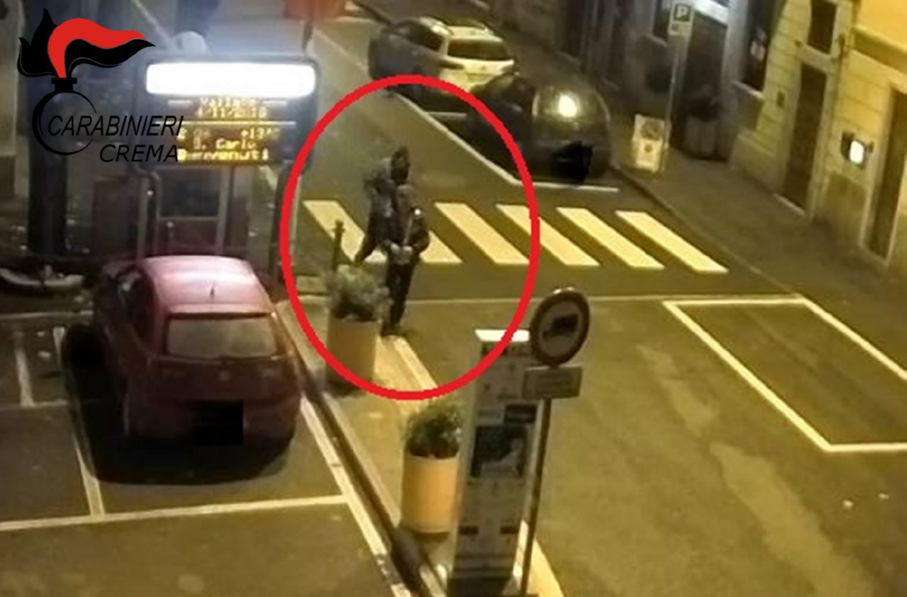 Colonnina Dae imbrattata, identificato il vandalo