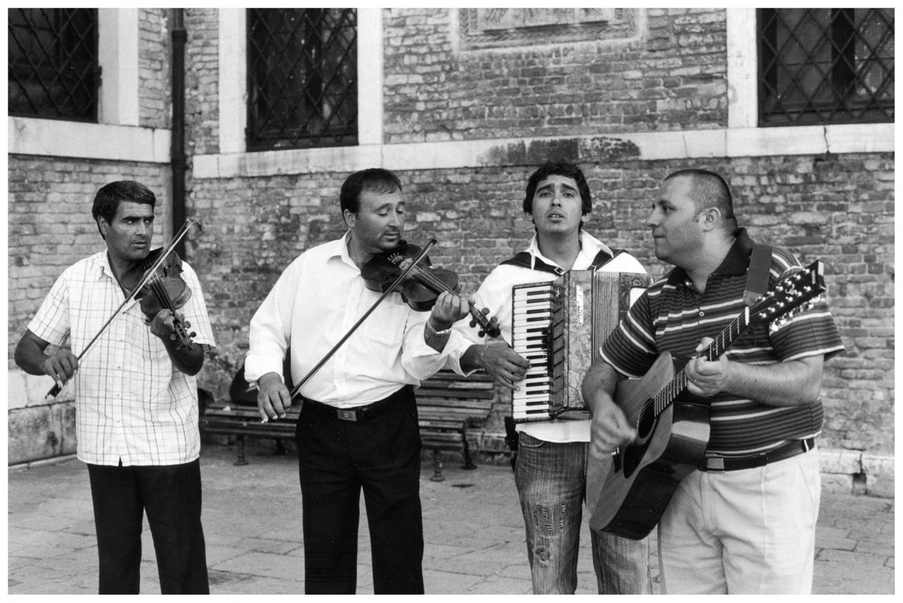 Impronte, gli “zingari” di Longhi negli scatti di vita quotidiana FOTO