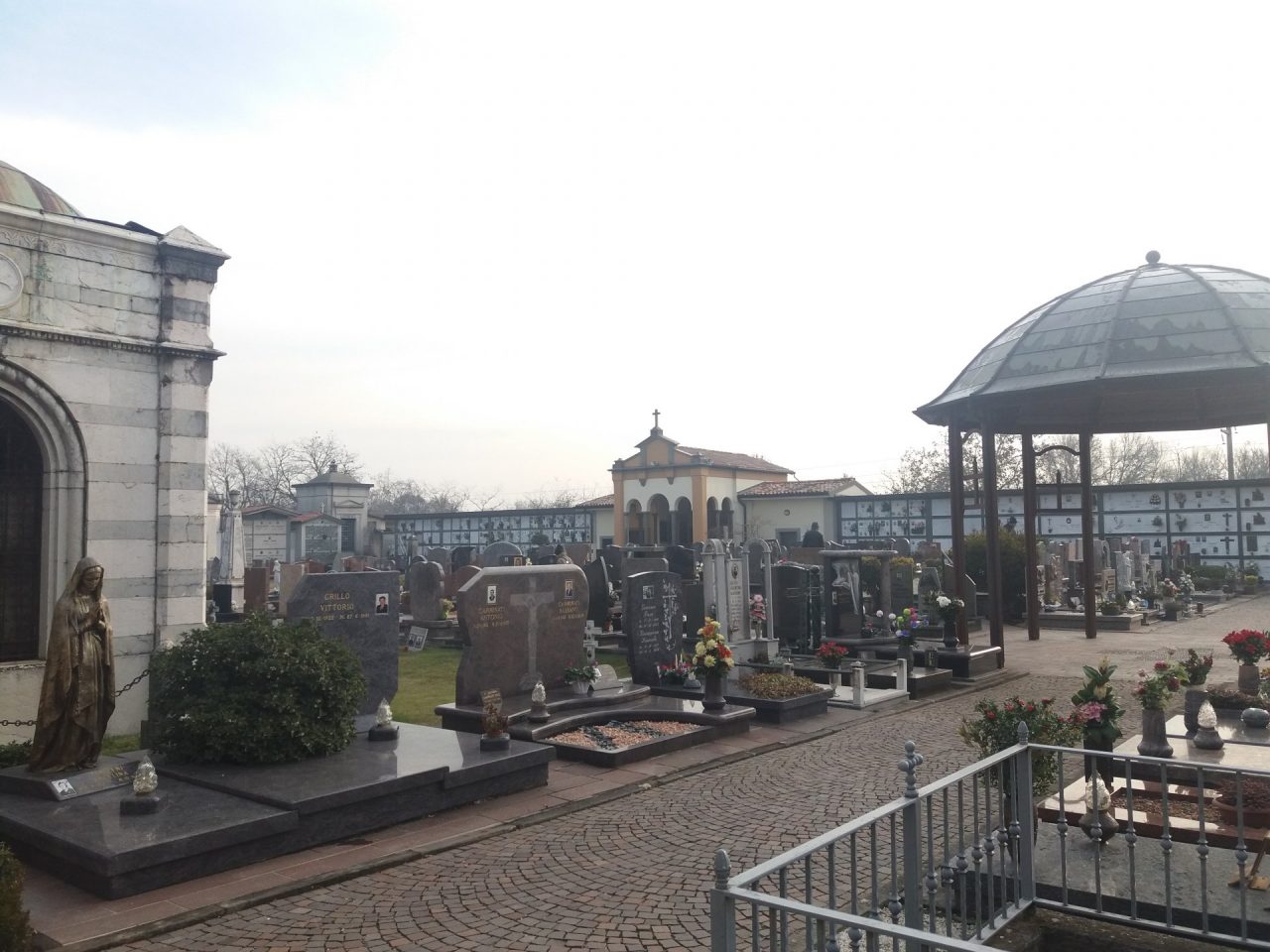Furti al cimitero all’ordine del giorno, anziana diffidata dalla Polizia