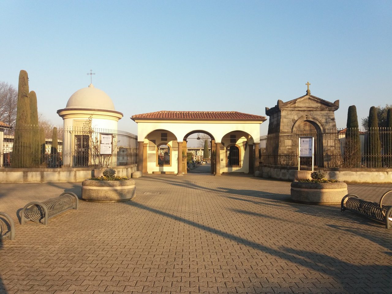 Anziana raggirata al cimitero da una sconosciuta ora in fuga