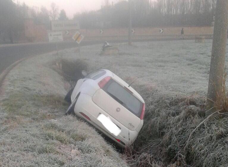 Strada ghiacciata auto finisce nel fosso