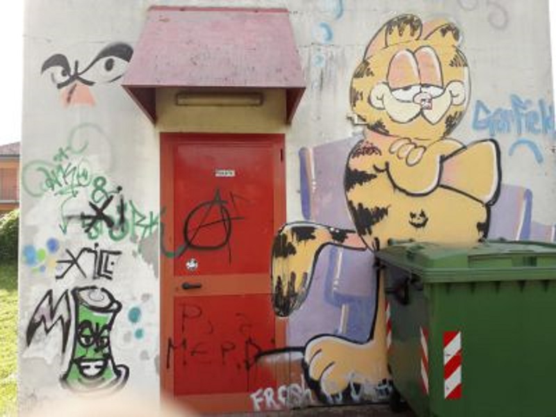 I vandali fanno scappare la barista, ma il Comune non si arrende