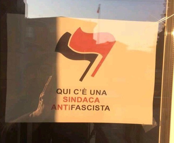 “Qui c’è una sindaca antifascista” polemiche per il cartello sul municipio