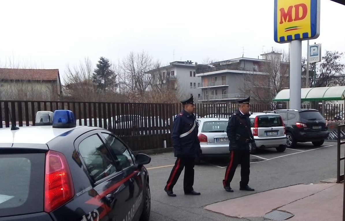 Rubano superalcolici al supermercato, un arresto e due denunce