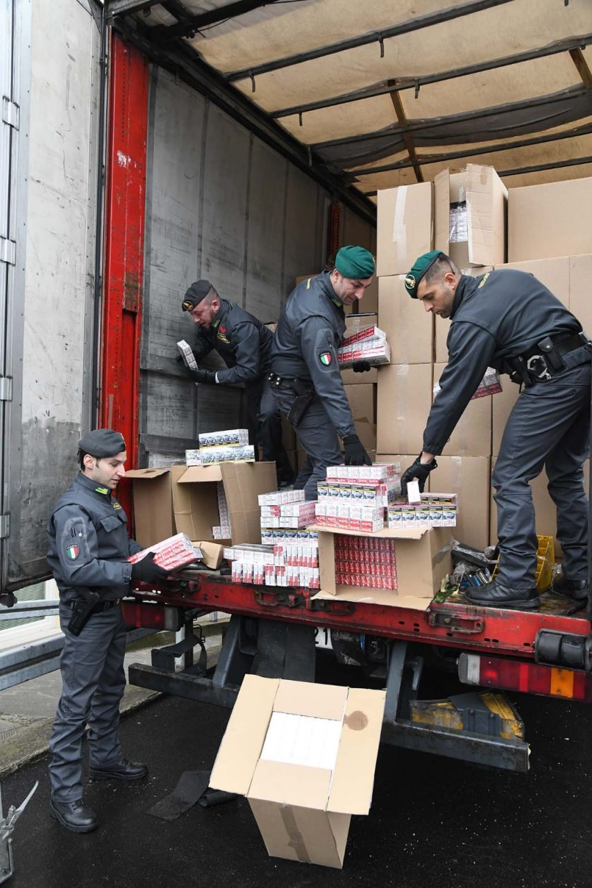 Finanza di Treviglio sequestra tre tonnellate di sigarette di contrabbando