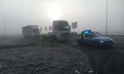 Ghiaccio sulla Paullese, tamponamento a catena e strada bloccata FOTO