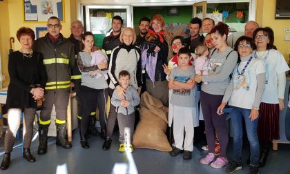 Pompieri in pediatria per rallegrare l'Epifania dei bambini