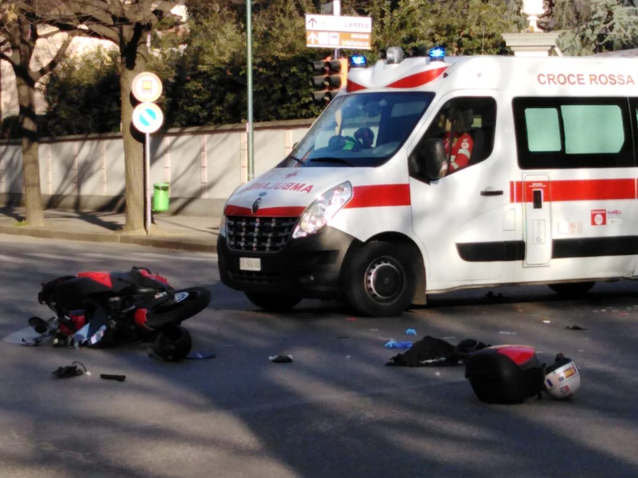 Scontro tra auto e moto in viale Piave FOTO