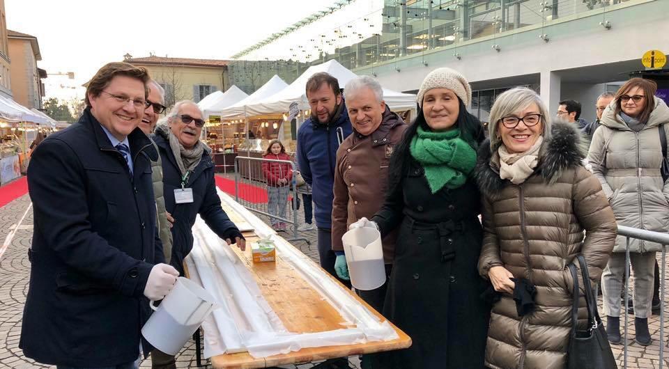 Treviglio al cioccolato, maxi tavoletta di fondente in piazza