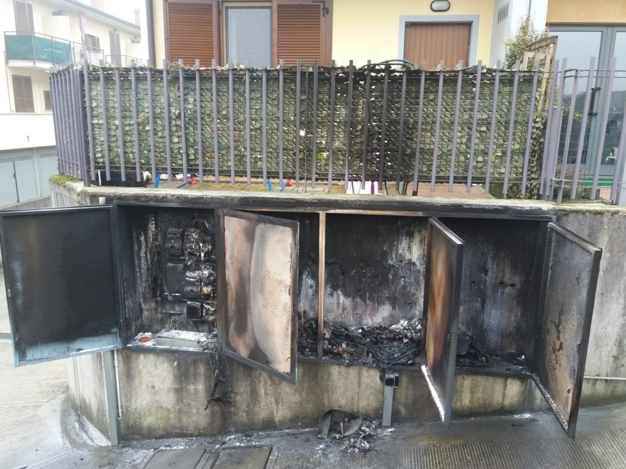 Quattordici famiglie senza corrente per un incendio
