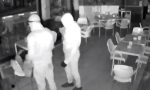 Ladri sfondano la vetrata a mazzate: non c'è pace per il bar VIDEO