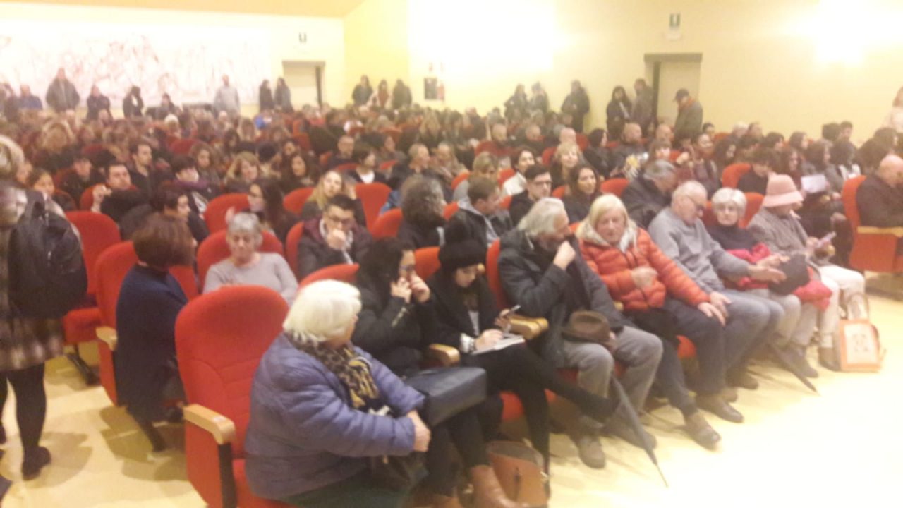 Folla per casting con Elio Germano