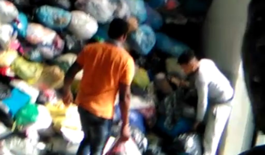 Caporalato, 3 euro l’ora per raccogliere abiti usati: 10 indagati VIDEO