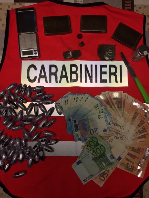 Un chilo di hashish e 5mila euro in contanti, arrestato