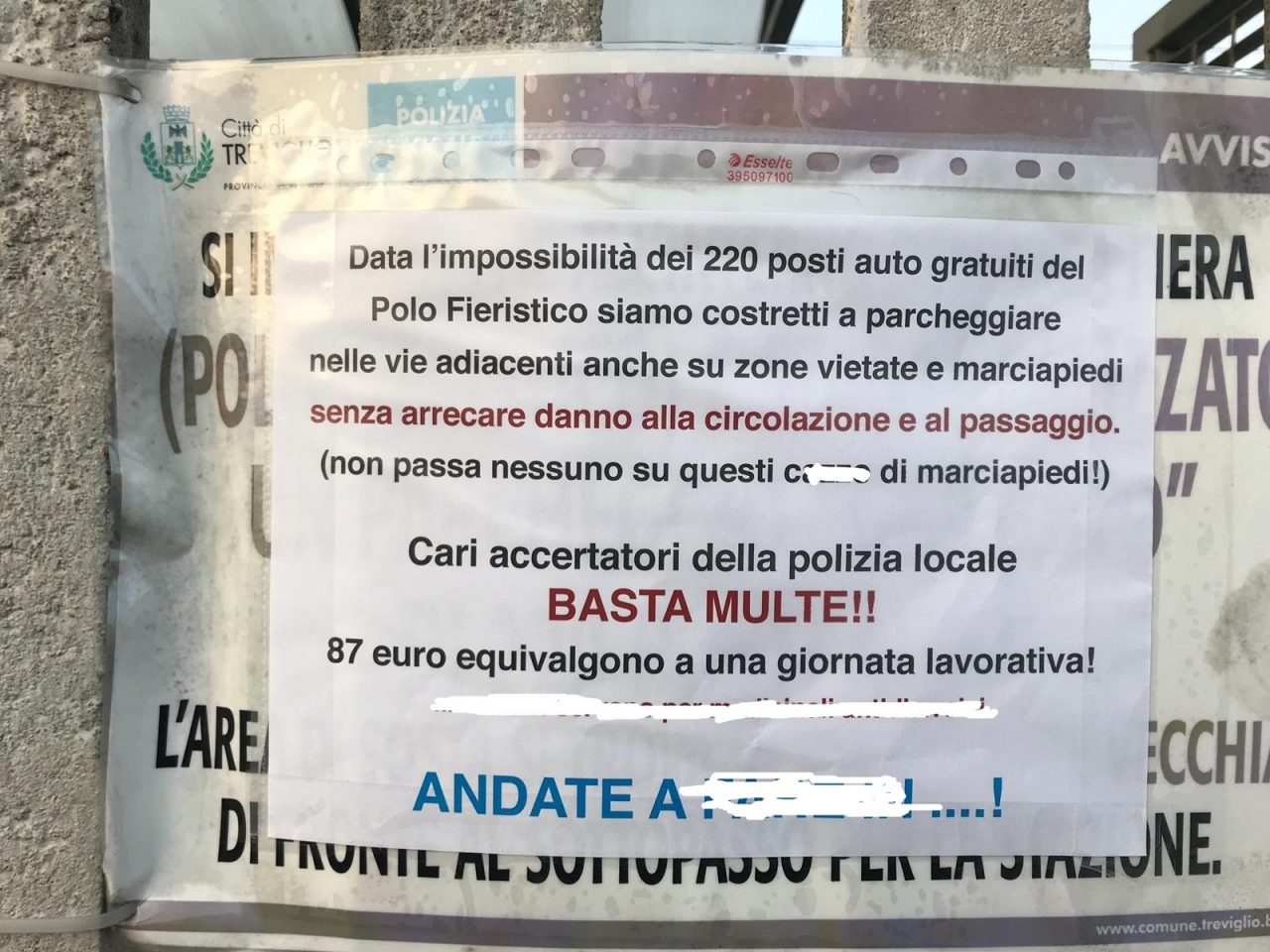 Pendolari contro le multe: senza parcheggio usiamo i marciapiedi