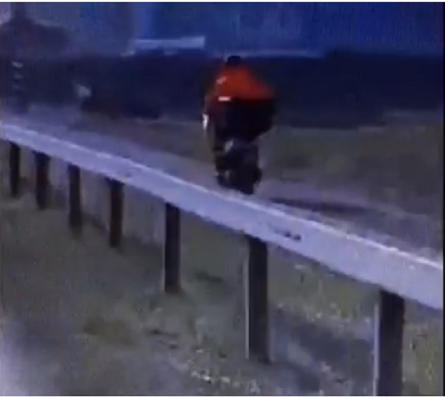 Sulla pista ciclabile con il motorino, filmato dai passanti VIDEO