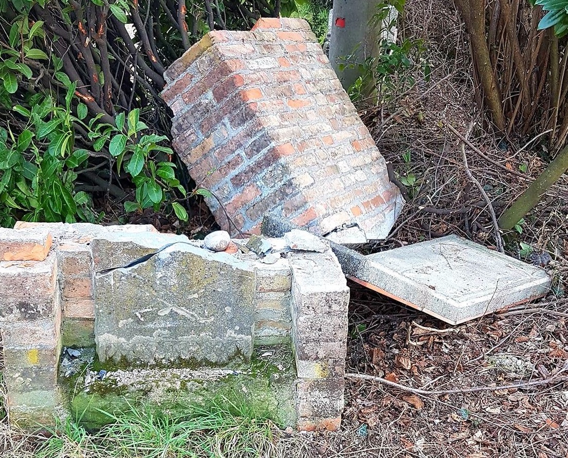 Stele dei morti dell’arca trovata spaccata in due
