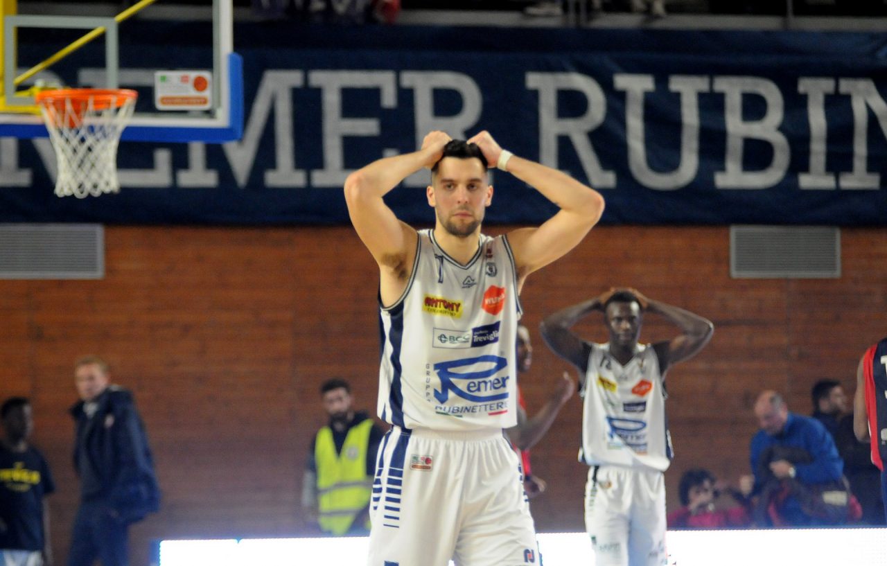 Biella espugna il PalaFacchetti, finale thrilling FOTO