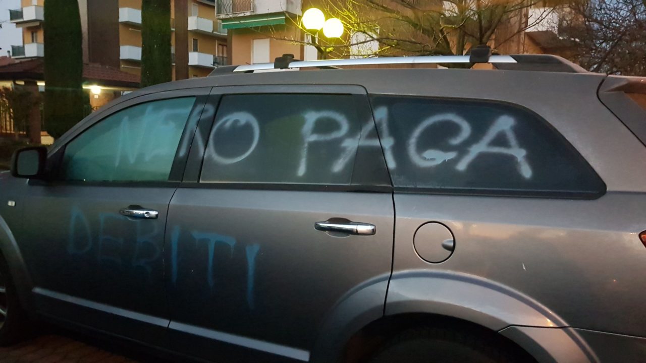 Scritte razziste sull’auto e sulla casa