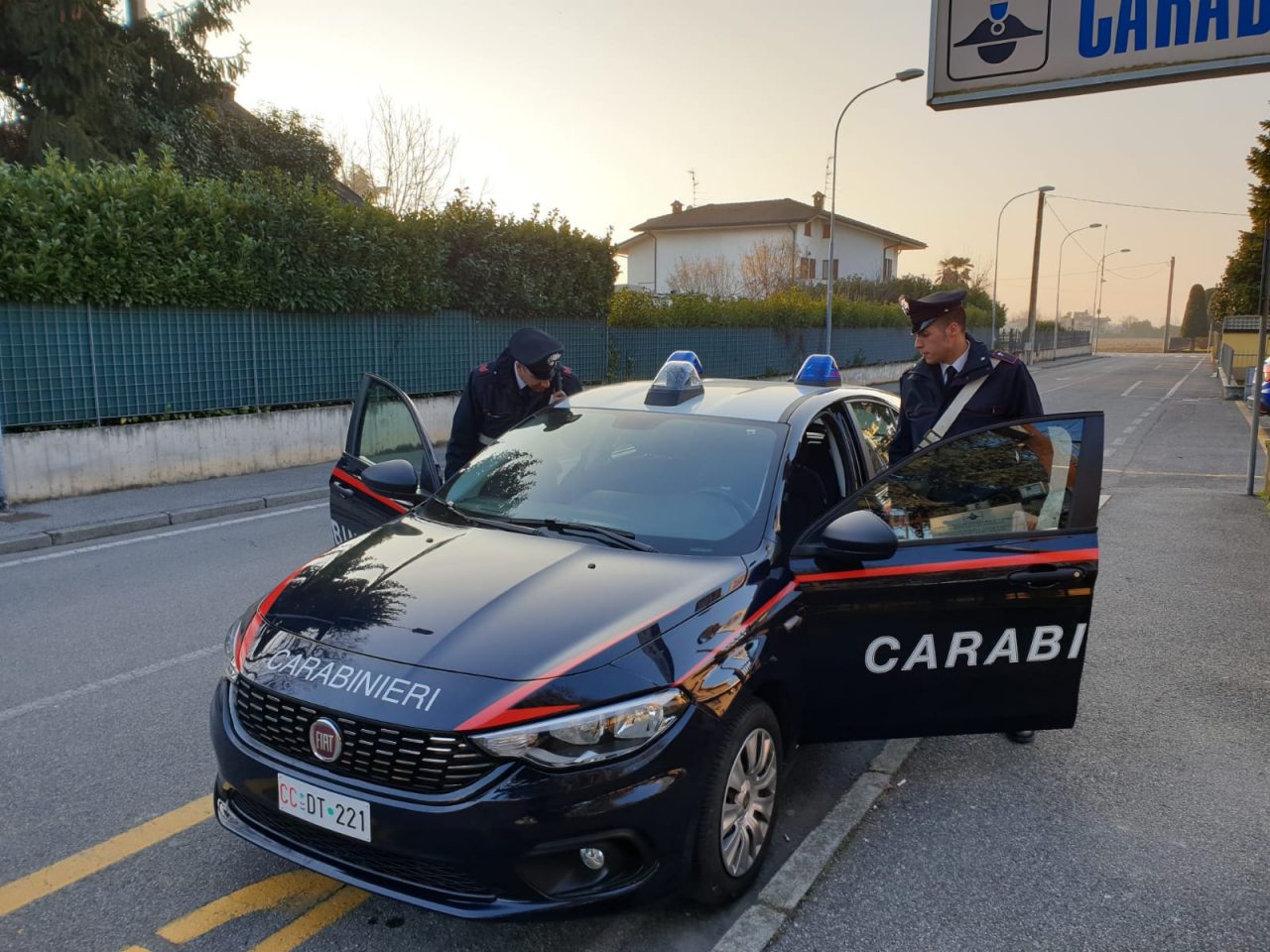 Ruba in un negozio e aggredisce titolare e commessi, arresto lampo in centro FOTO