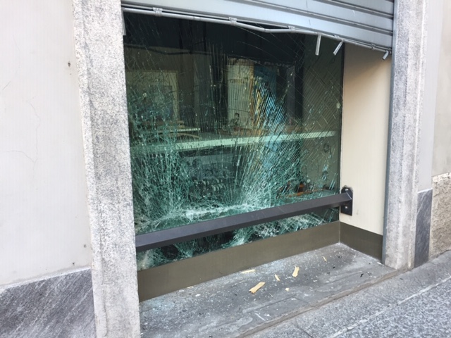 Tentata spaccata in gioielleria, ladri messi in fuga dai carabinieri FOTO