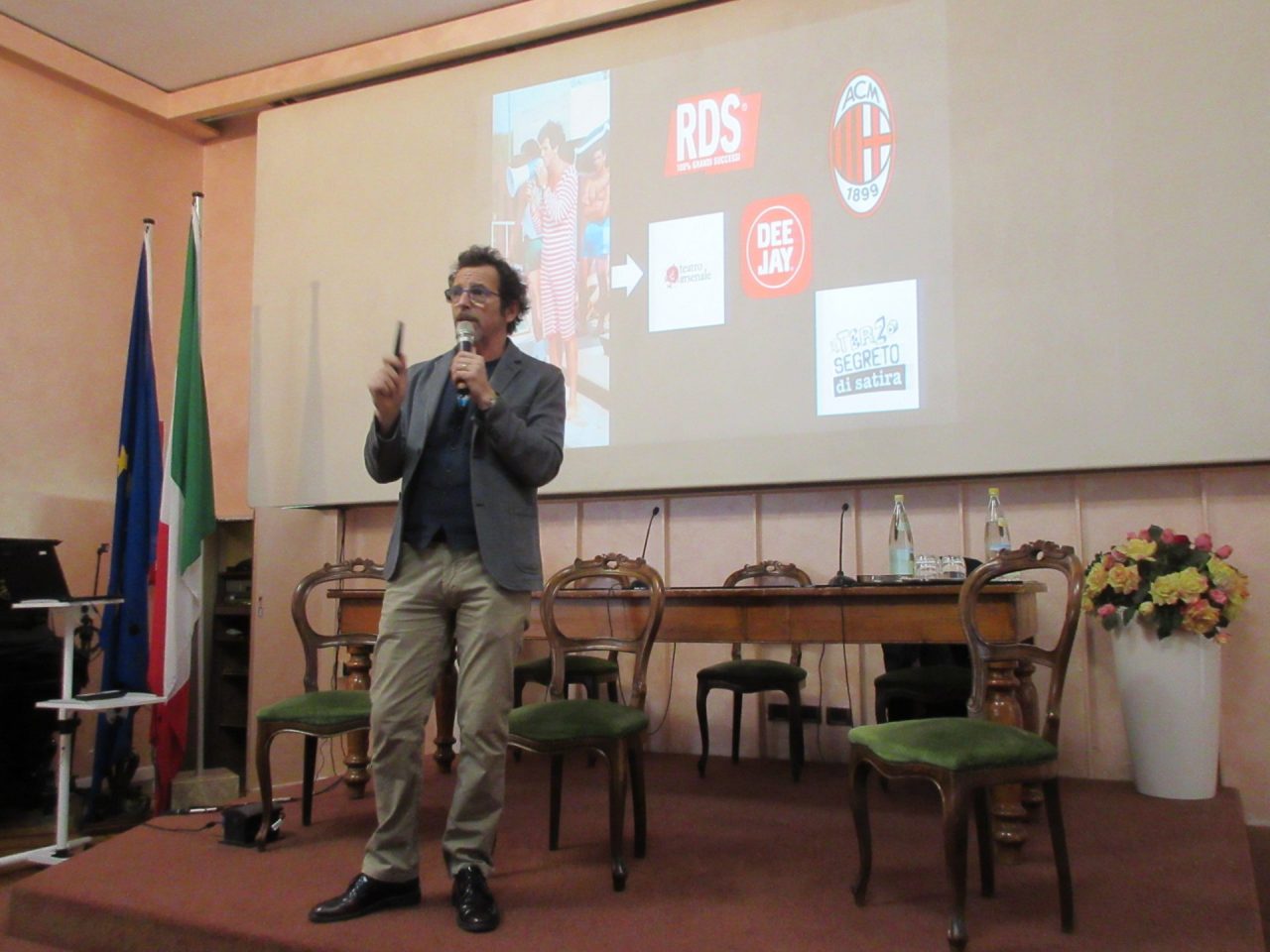 Il milanese imbruttito fa lezione di teatro e comicità