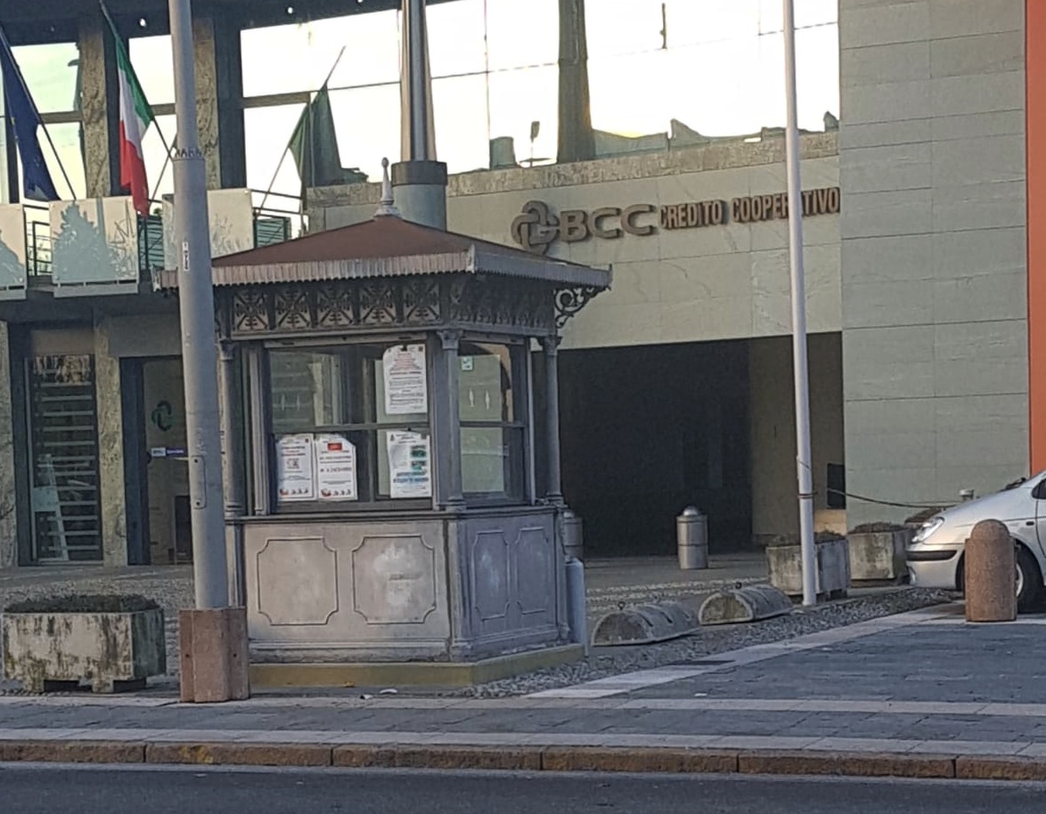 Il chiosco trasloca nella piazza, la minoranza se la ride: “Cosa cambia?”