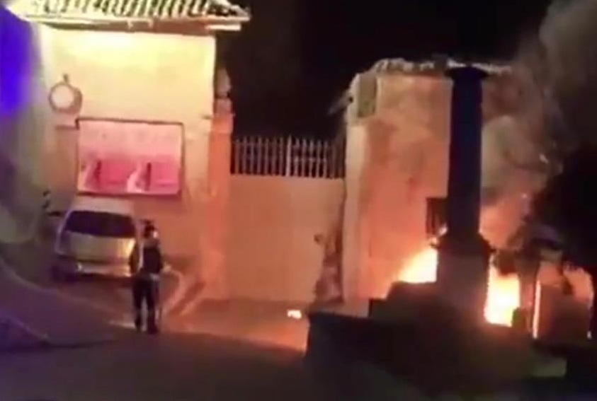 Prima l’esplosione e poi il rogo, a fuoco due auto nella notte a Cassano FOTO