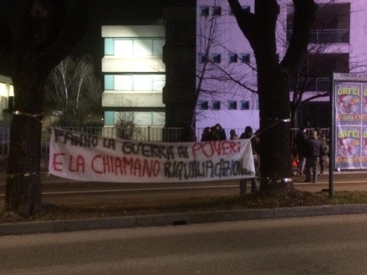 Manifestazione di protesta davanti alla sede della Lega
