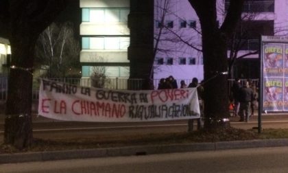 Manifestazione di protesta davanti alla sede della Lega