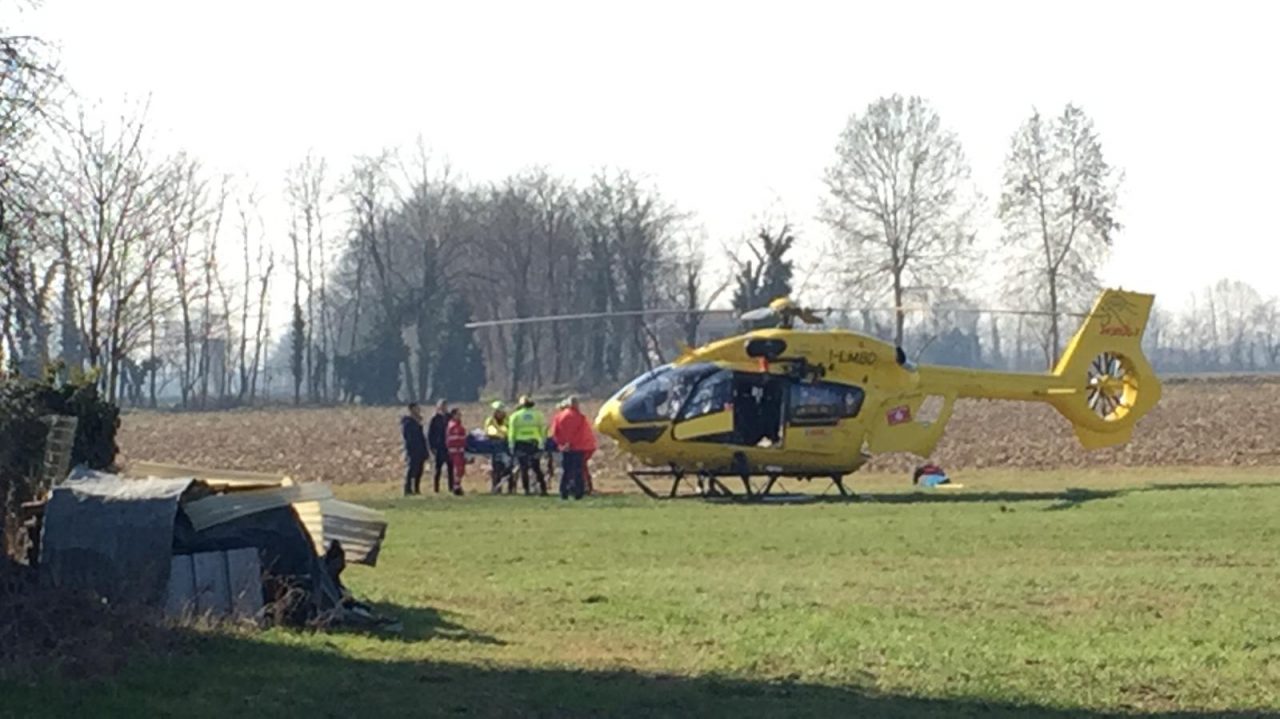 Cade da un albero mentre fa giardinaggio, arriva l’elisoccorso