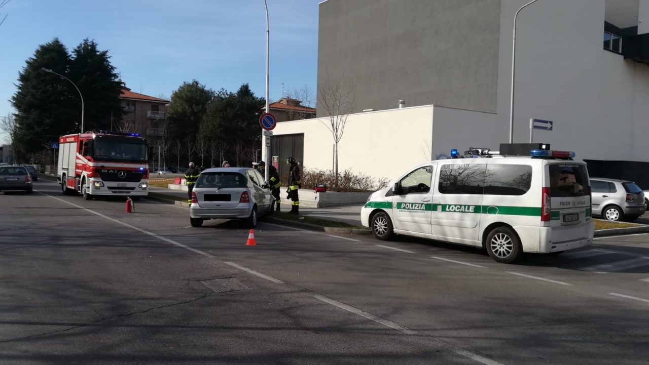 Anziano in Mercedes finisce contro un palo: arrivano i pompieri FOTO