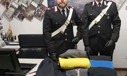 Ruba abiti da uomo e li nasconde nel camerino delle donne