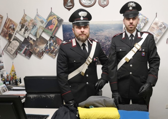 Ruba abiti da uomo e li nasconde nel camerino delle donne