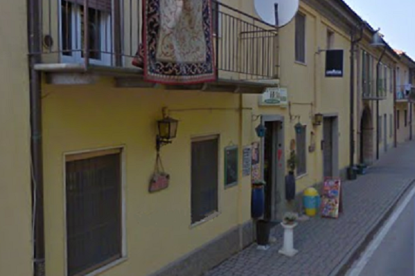 Lite tra giovani finisce in rissa fuori da un bar