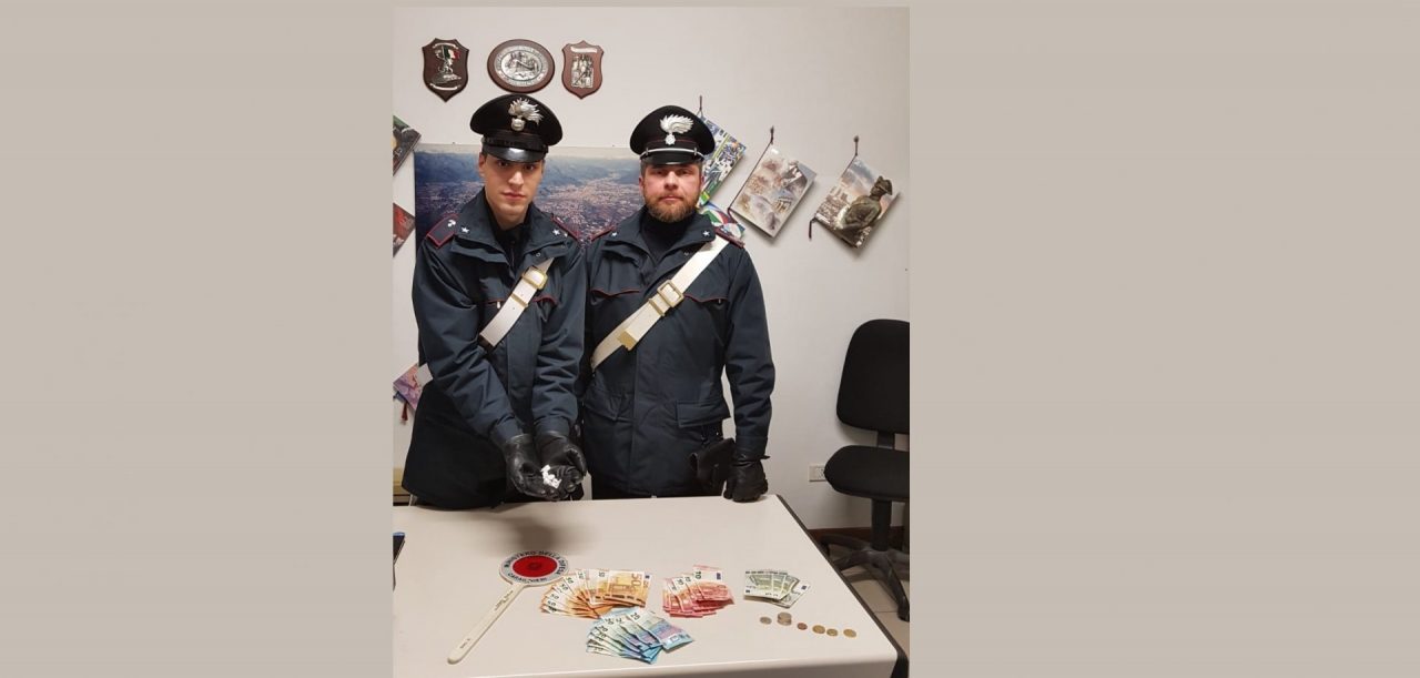 Pusher arrestato dopo inseguimento in centro