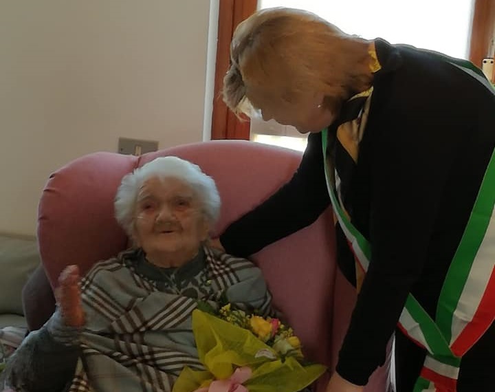 Maria Villa taglia il traguardo del secolo di vita ed è festa grande