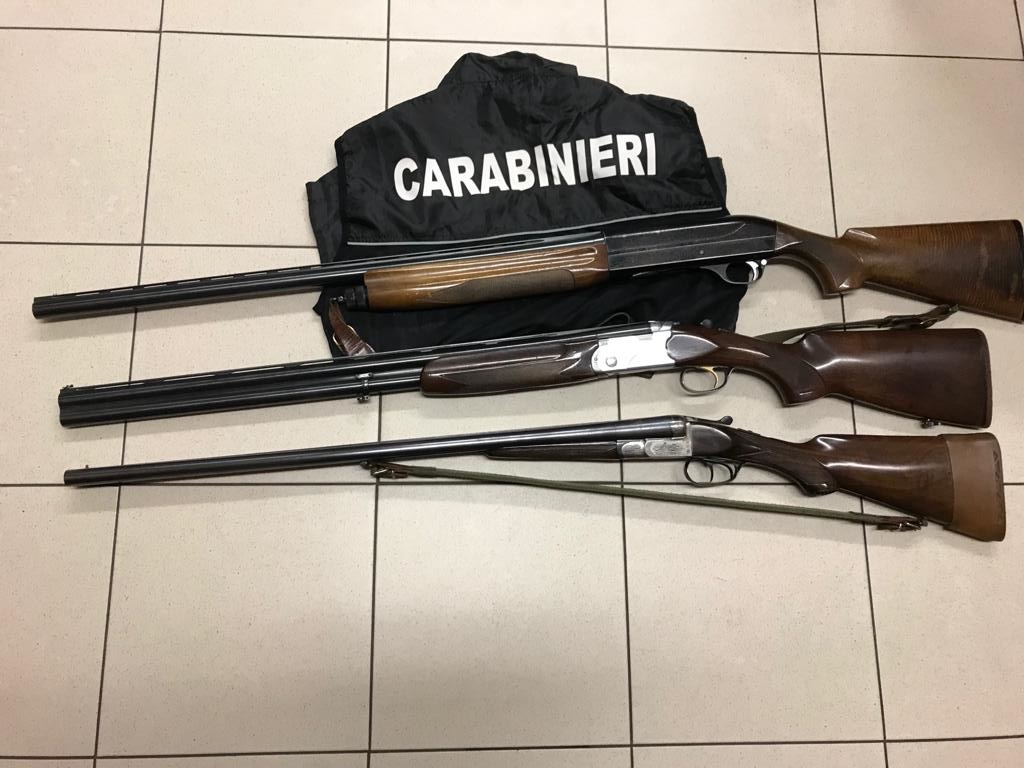 “Ti sparo in faccia”, e i carabinieri gli sequestrano i fucili