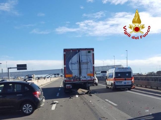 Scontro auto-camion sulla A4, c’è un morto