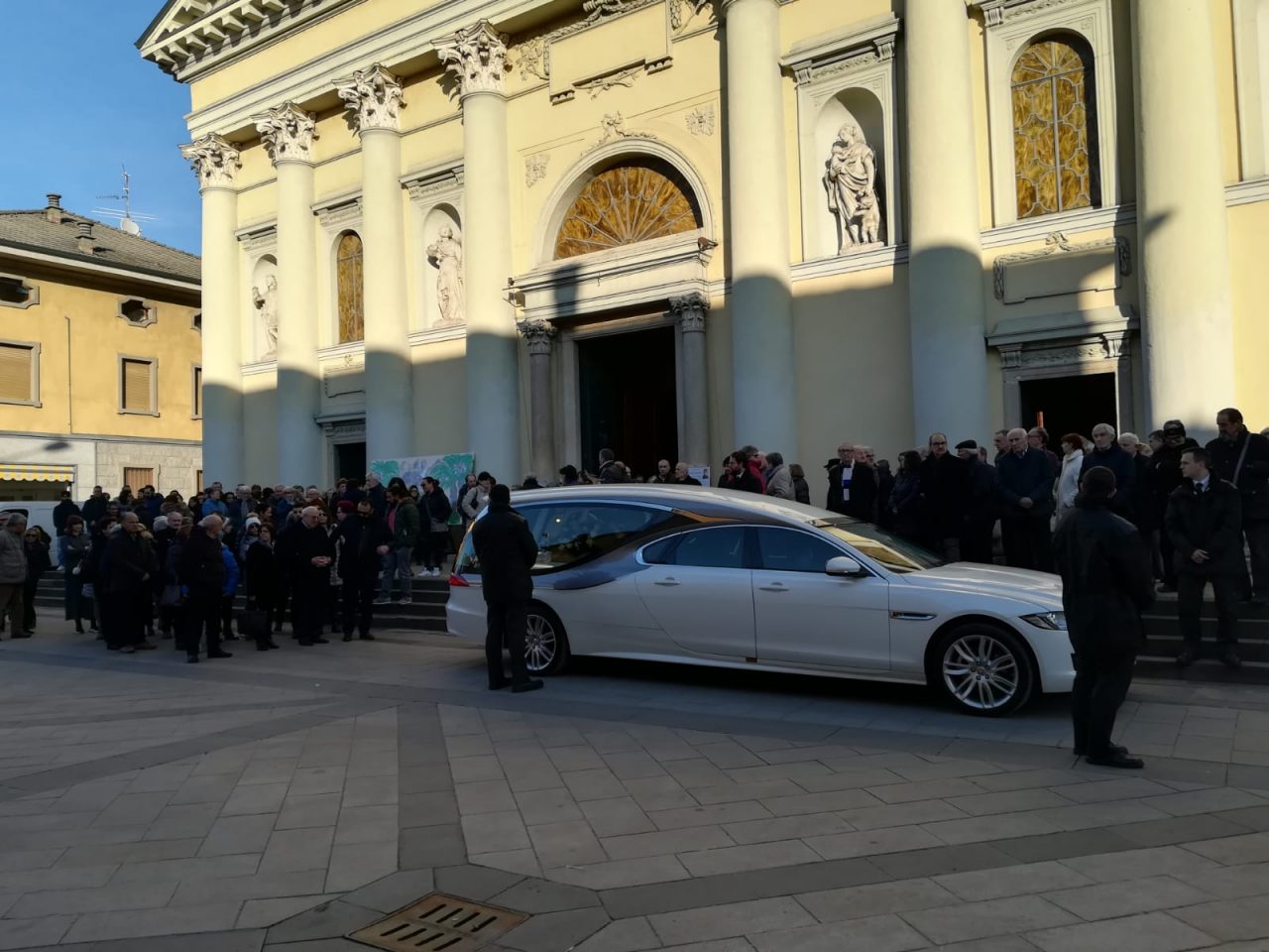 Pandino dà l’ultimo saluto alla maestra Sandra