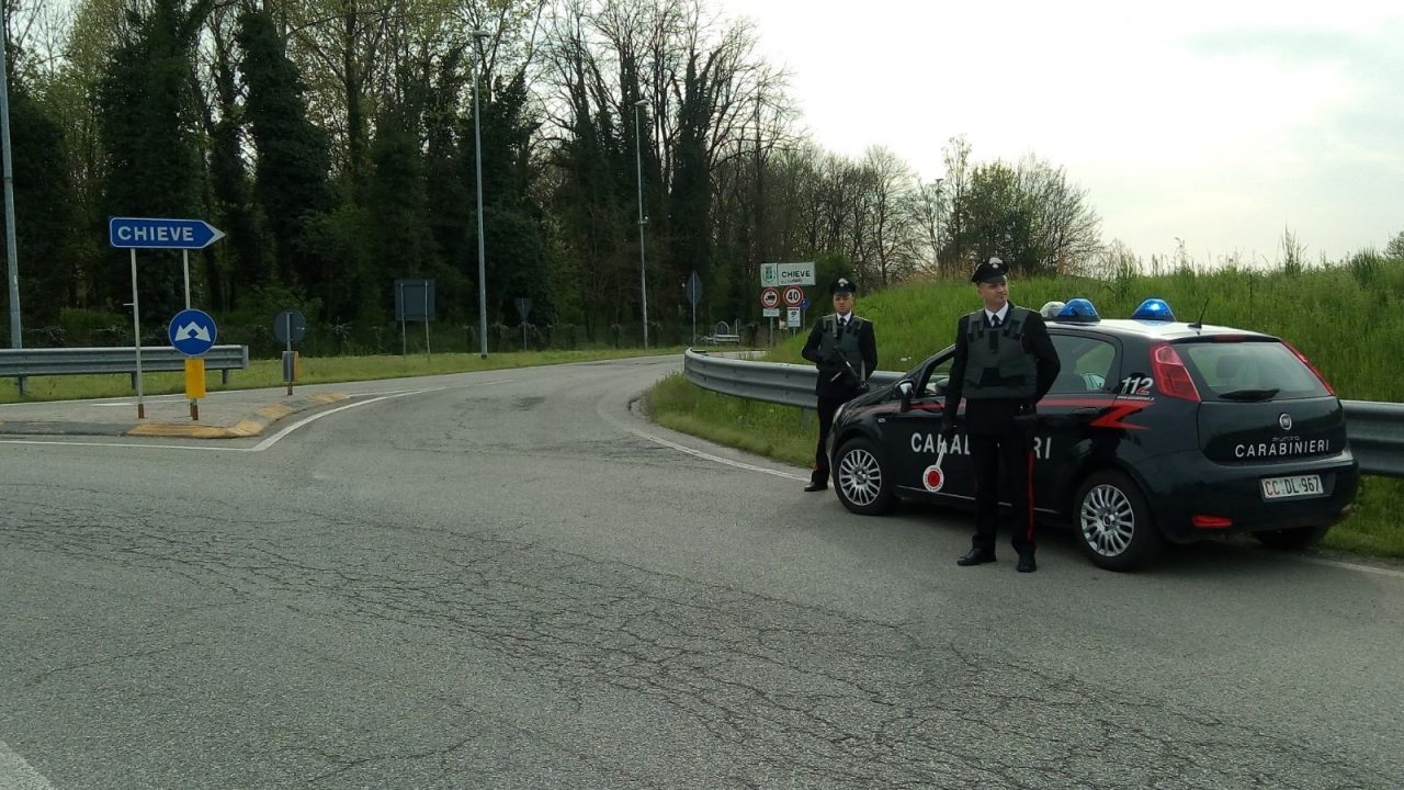 Fermato dai carabinieri, finisce in cella per furto