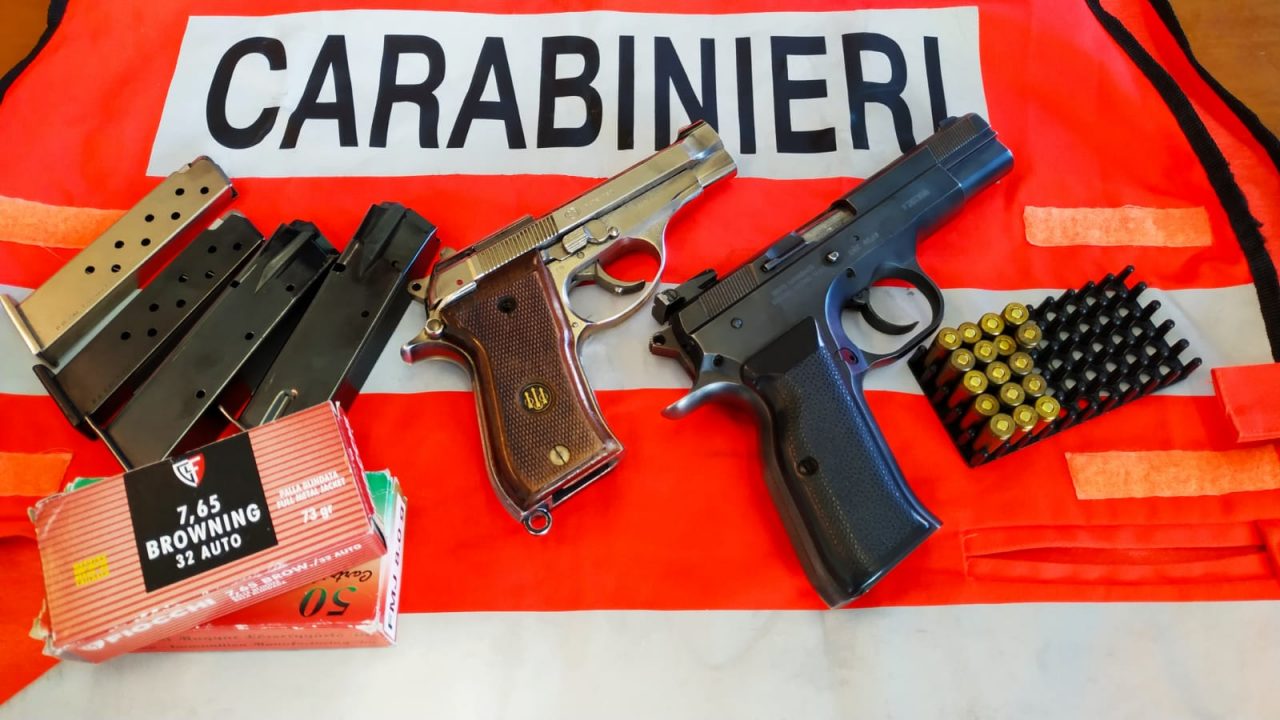 Maltrattava la compagna e la minacciava con la pistola, denunciato 60enne