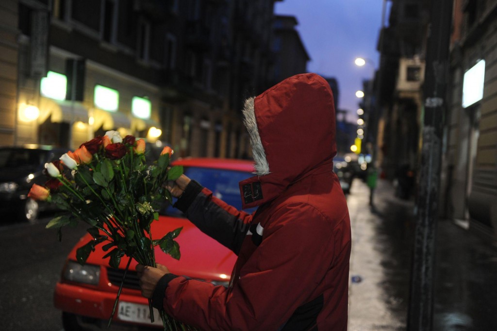 Usava minori per vendere fiori abusivamente, fermato dalla Locale